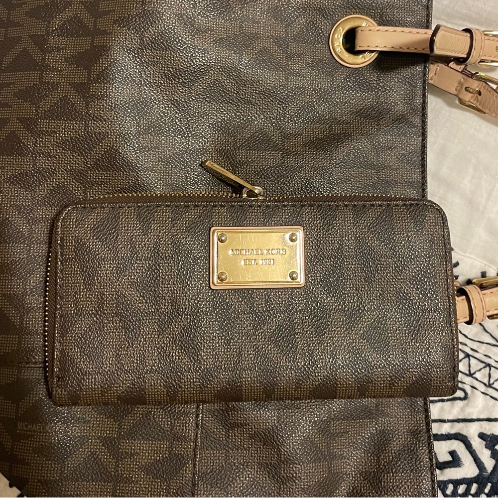 Micheal Kors Like NEW wallet